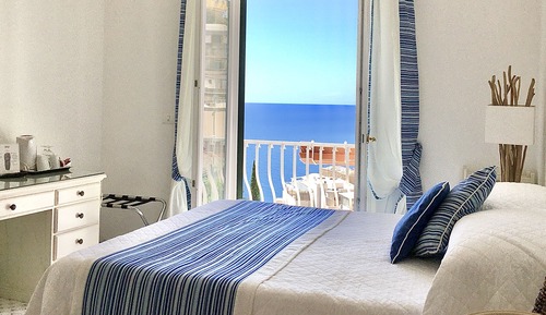 Habitación superior con 1 cama doble o 2 individuales, balcón