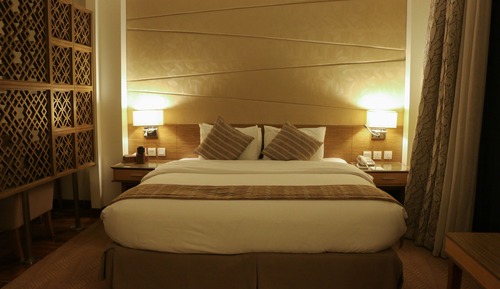 Habitación superior, 1 cama de matrimonio grande, cocina, vistas a la ciudad