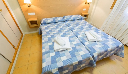 Habitación familiar, terraza (Salon 2 adults and 2 children)