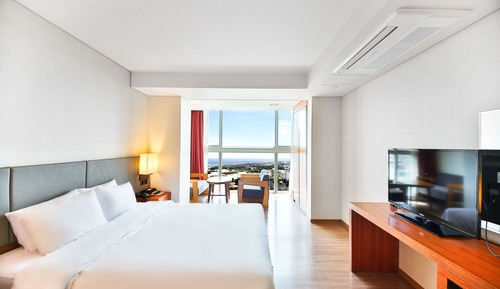 Family Ocean Suite (Lower floor/2 doubles + 1 single or 1 double + 3 singles randomly assigned)