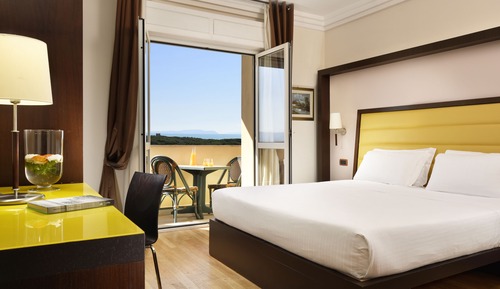 Habitación doble superior, balcón, vistas parciales al mar