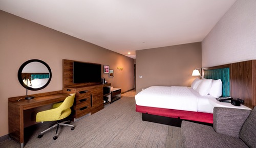 Habitación, 1 cama de matrimonio grande con sofá cama, frigorífico y microondas
