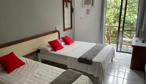 Habitación triple superior, vistas a la piscina