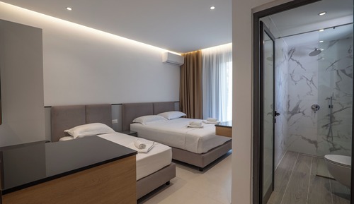 Habitación triple, vistas al jardín