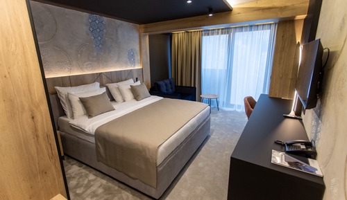 Suite junior, vistas a la montaña, en la zona del jardín