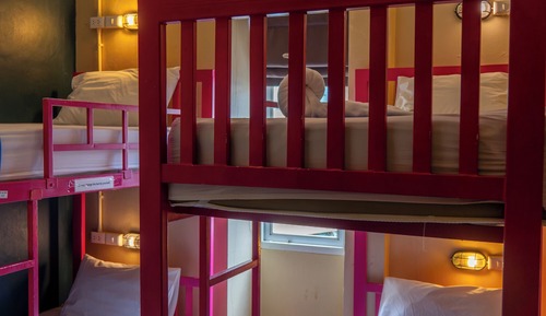 Dormitorio compartido, solo para mujeres, no fumadores, baño compartido