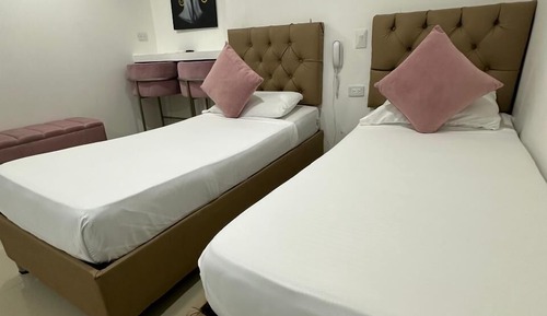 Habitación básica con 2 camas individuales