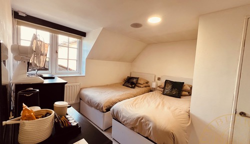 Habitación superior con 2 camas individuales, 1 habitación, vistas al jardín