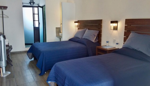 Habitación Confort, varias camas, fumadores, vistas a la ciudad