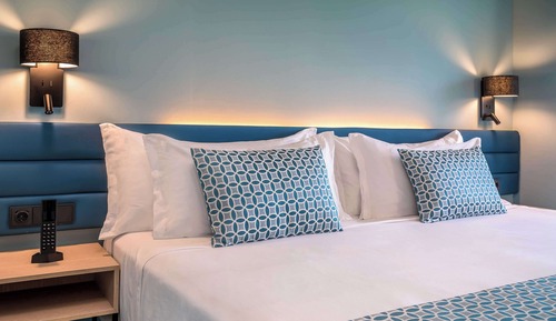 Habitación superior, vistas parciales al mar