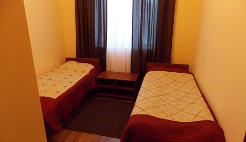 Habitación básica con 2 camas individuales