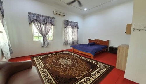 Habitación con 2 camas individuales, baño compartido