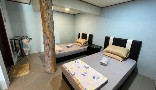 Habitación con 2 camas individuales, baño privado