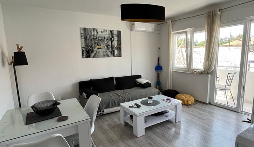 Apartamento de diseño, 1 habitación, balcón, vistas al patio