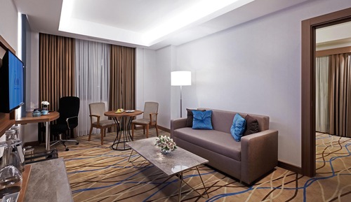 King Suit French Room