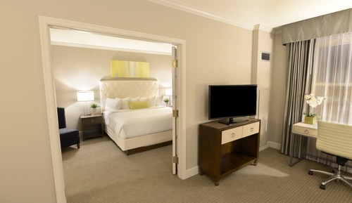 Suite, 1 cama de matrimonio grande (Mobility/Hearing Access, Roll-in Shwr)