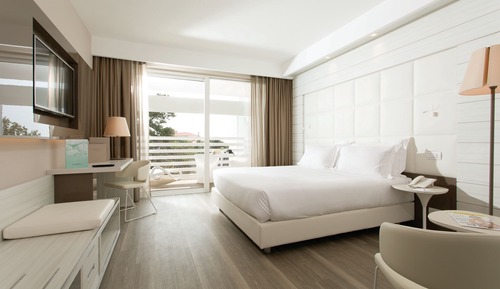 Habitación doble superior, vistas parciales al mar