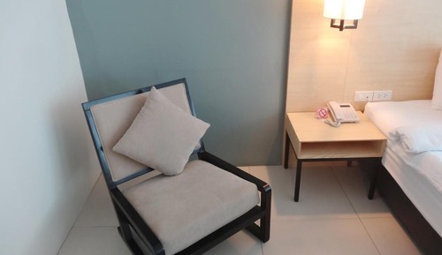 Habitación con 2 camas individuales, vistas a la piscina