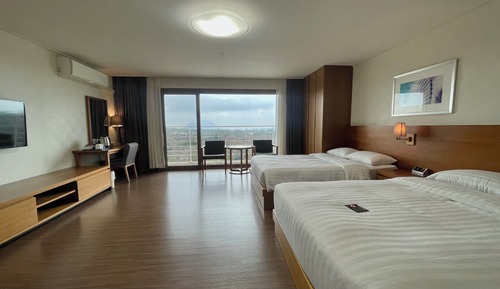 Habitación estándar con 2 camas individuales, balcón (Family)