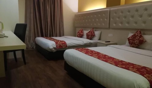 Family Suite With Window