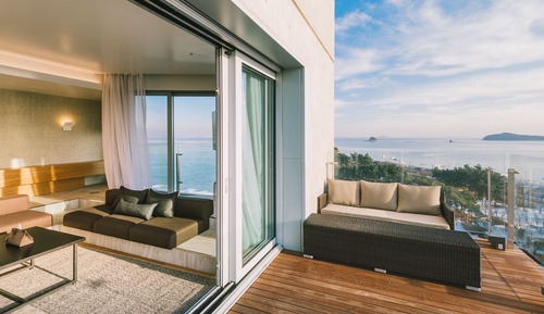 Patio Suite - Breakfast for 2 + Pool access for 2 + Amenity