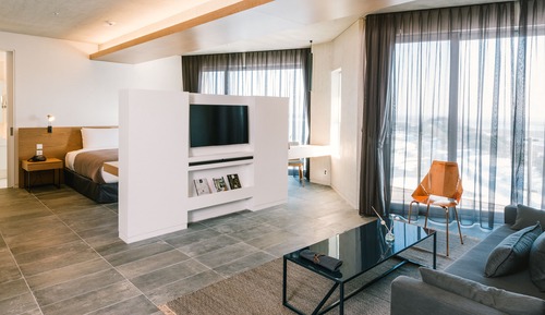 Reed Suite - Breakfast for 2 + Pool access for 2 + Amenity