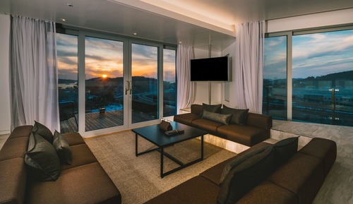 Panorama Suite - Breakfast for 2 + Pool access for 2 + Amenity