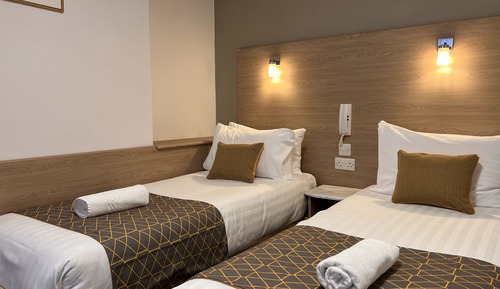 Habitación básica con 2 camas individuales, baño compartido