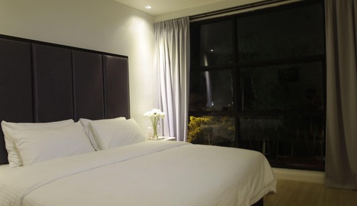 Deluxe King Room with Window