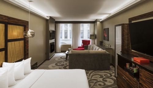 Suite, 1 cama de matrimonio grande con sofá cama (Mobility/Hearing Access, Roll-in Shwr)