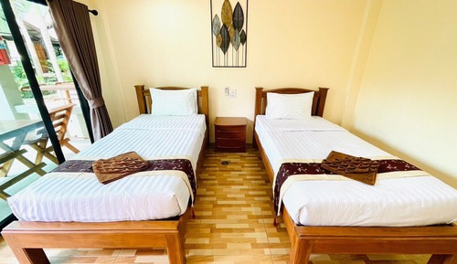 Habitación básica con 2 camas individuales