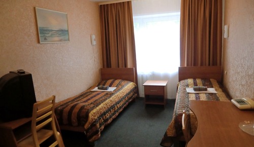 Habitación con 2 camas individuales, baño compartido