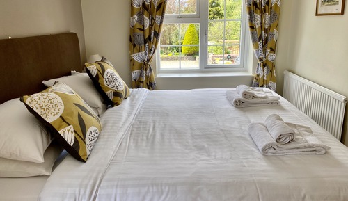 Habitación superior con 2 camas individuales, baño privado (or)