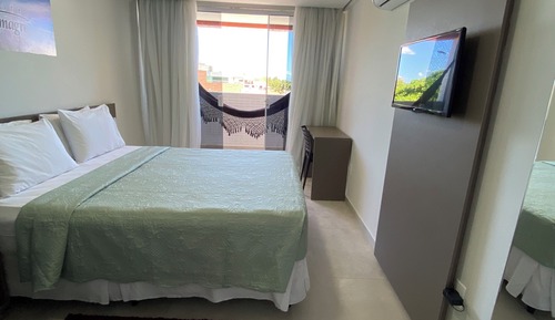 SUITE LATERAL COM VISTA PARCIAL MAR