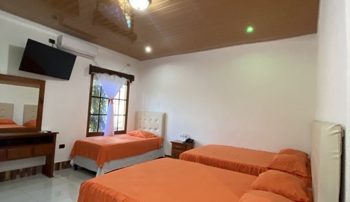 Habitación triple familiar, varias camas, baño privado, vistas a la piscina