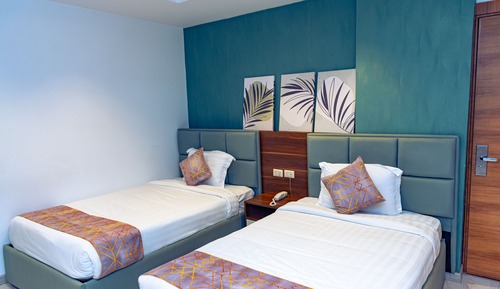 Habitación superior con 1 cama doble o 2 individuales, vistas a la piscina