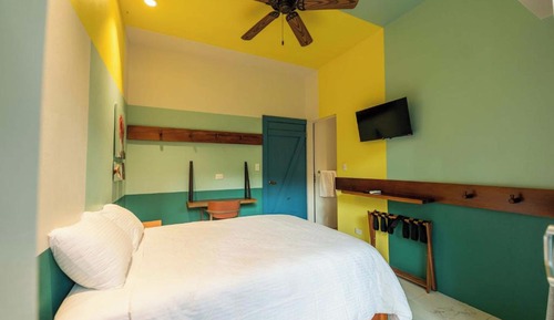 Bungalow with Shared Kitchen and Living Room