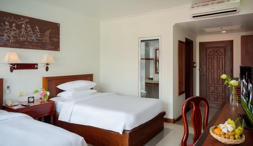 Habitación de lujo con 1 cama doble o 2 individuales, balcón, vistas a la piscina