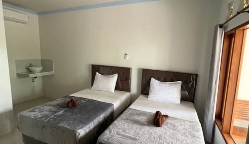 Habitación básica con 2 camas individuales