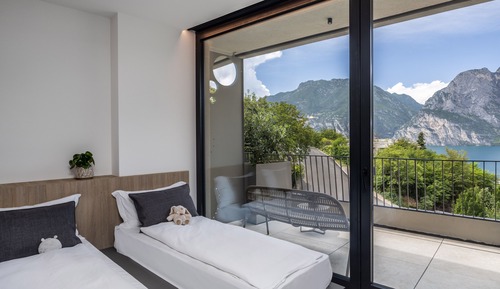 Suite estudio junior, terraza, vistas parciales al lago