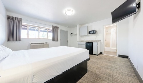 Queen Bed Studio Non-Smoking