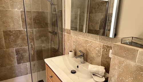 Habitación con 1 cama doble o 2 individuales, baño privado, vistas al lago