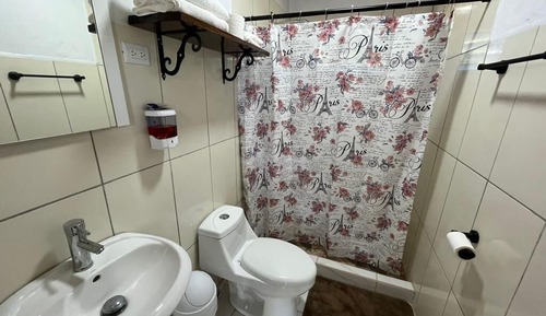 Habitación básica doble, 2 camas de matrimonio, vistas parciales al lago