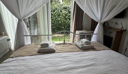 Suite junior, bañera de hidromasaje, en la zona del jardín