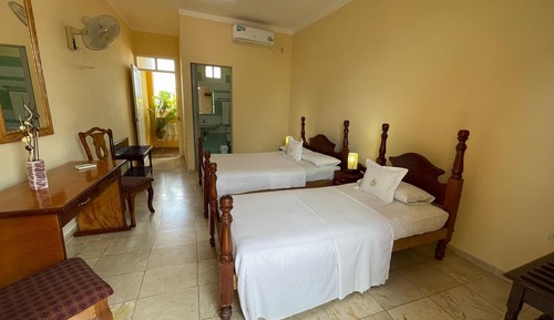 Habitación Confort, varias camas, baño privado, vistas a la ciudad