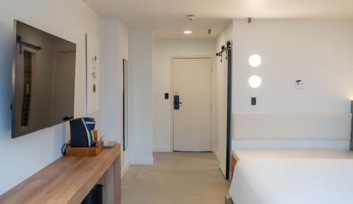 Deluxe King Accessible Room