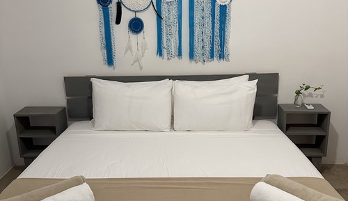 Suite, cocina, vistas a la piscina