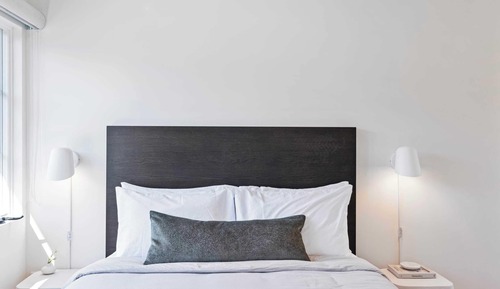 Estudio ejecutivo, 1 cama de matrimonio, cocina básica, en esquina