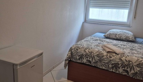 Habitación individual básica, baño compartido, vistas al patio (Budget Einzelzimmer)