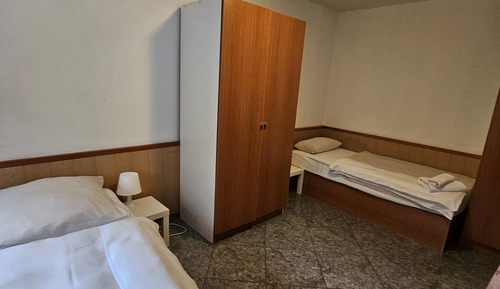 Habitación básica con 2 camas individuales, baño compartido (Budget Zwei-Bett-Zimmer)